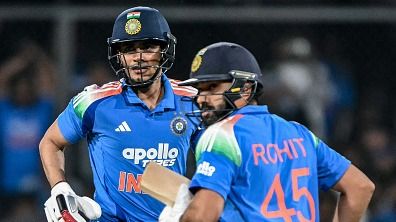 Shubman Gill (L) and his teammate Rohit Sharma