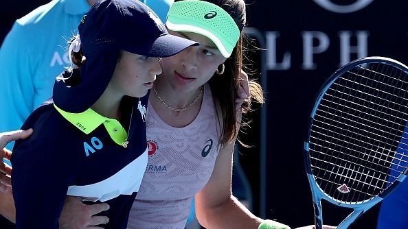 Australian Open 2026: 113वीं रैंकिंग की ख‍िलाड़ी छाई, बॉल गर्ल को बचाने के बाद मैच में पिछड़ी, फिर किया सबसे बड़ा उलटफेर