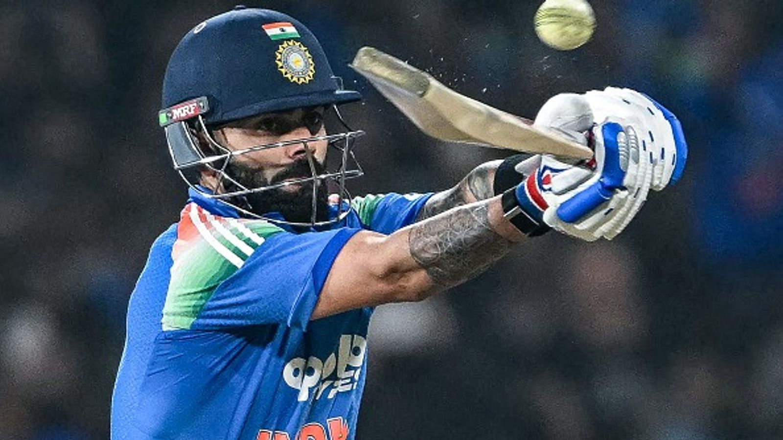 इन खिलाड़ियों को विराट कोहली से क्लास लेने की मिली सलाह, न्यूजीलैंड के खिलाफ भारत की सीरीज हार के बाद उठी बात विराट कोहली ने तीसरे वनडे में 124 रन की पारी खेली. (PC: Getty)