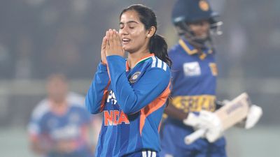 WPL में मुंबई इंडियंस को तगड़ा झटका, जी कमलिनी WPL 2026 से बाहर, 20 साल की खिलाड़ी ने किया रिप्लेस SportsTak Hindi