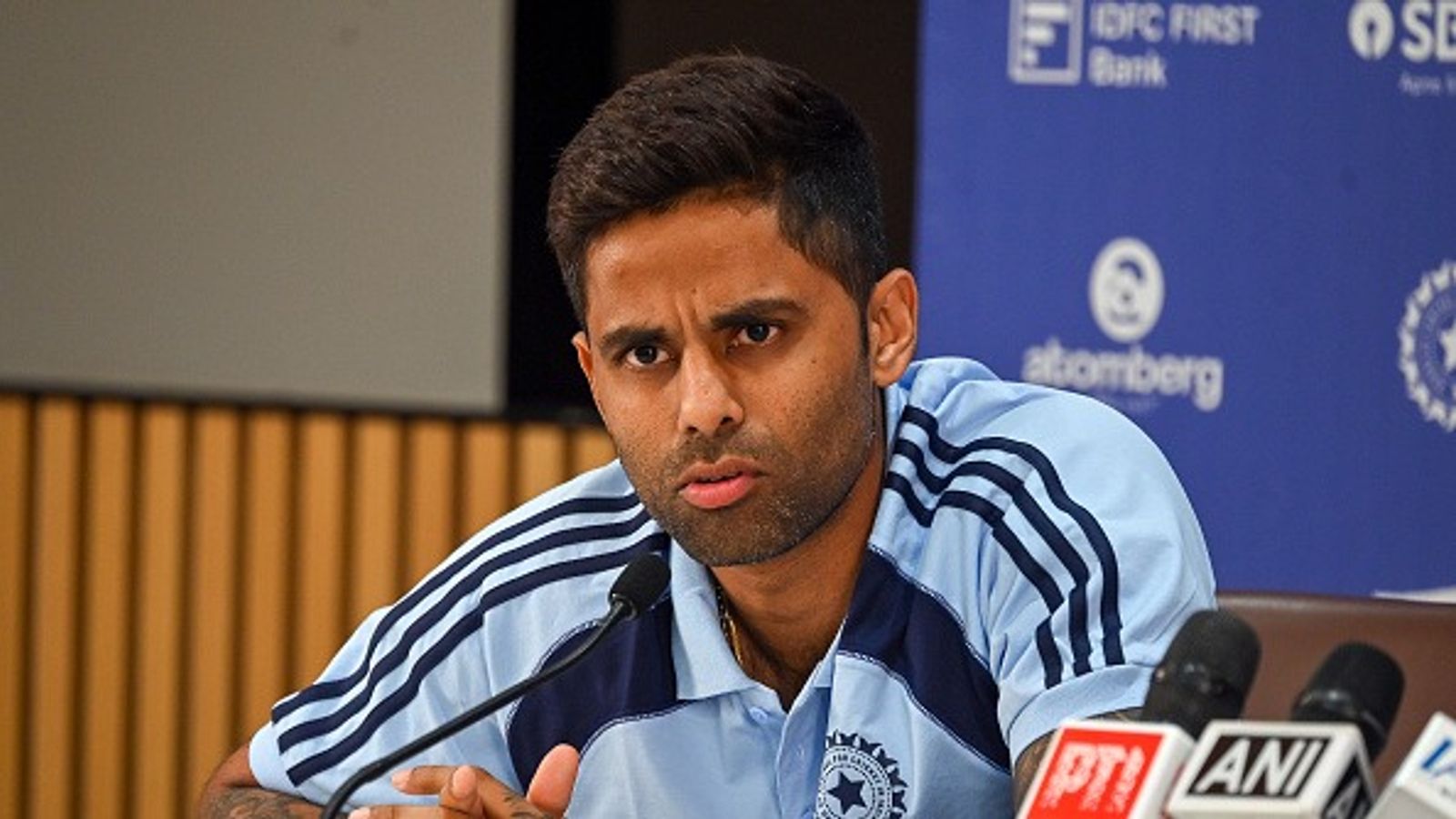 न्यूजीलैंड के खिलाफ पहले टी20 में तीसरे नंबर पर तिलक वर्मा को कौन करेगा रिप्लेस, सूर्यकुमार यादव ने बता दिया नाम प्रेस कॉन्फ्रेंस के दौरान सूर्यकुमार यादव (PHOTO: GETTY)