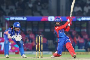 MI vs DC: दिल्ली कैपिटल्स ने जीता दूसरा मैच, मुंबई को दी 7 विकेट से मात, प्लेऑफ्स की रेस में बरकरार SportsTak Hindi