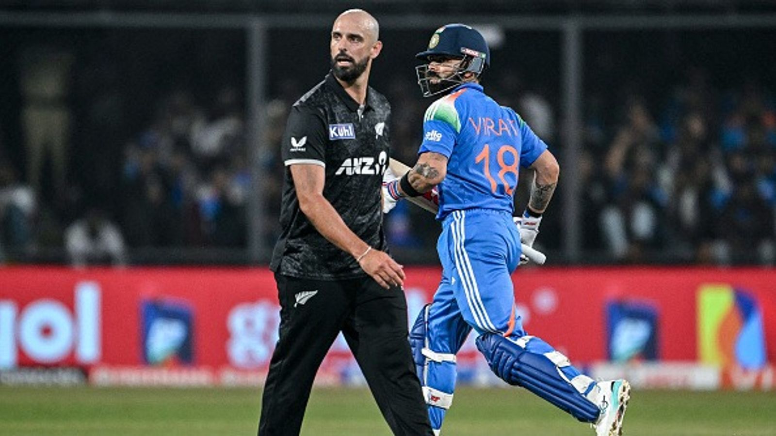 ICC Ranking : विराट कोहली से सात दिन में मिचेल ने छीनी बादशाहत, रोहित को भी हुआ नुकसान एक मैच के दौरान डैरिल मिचेल और विराट कोहली