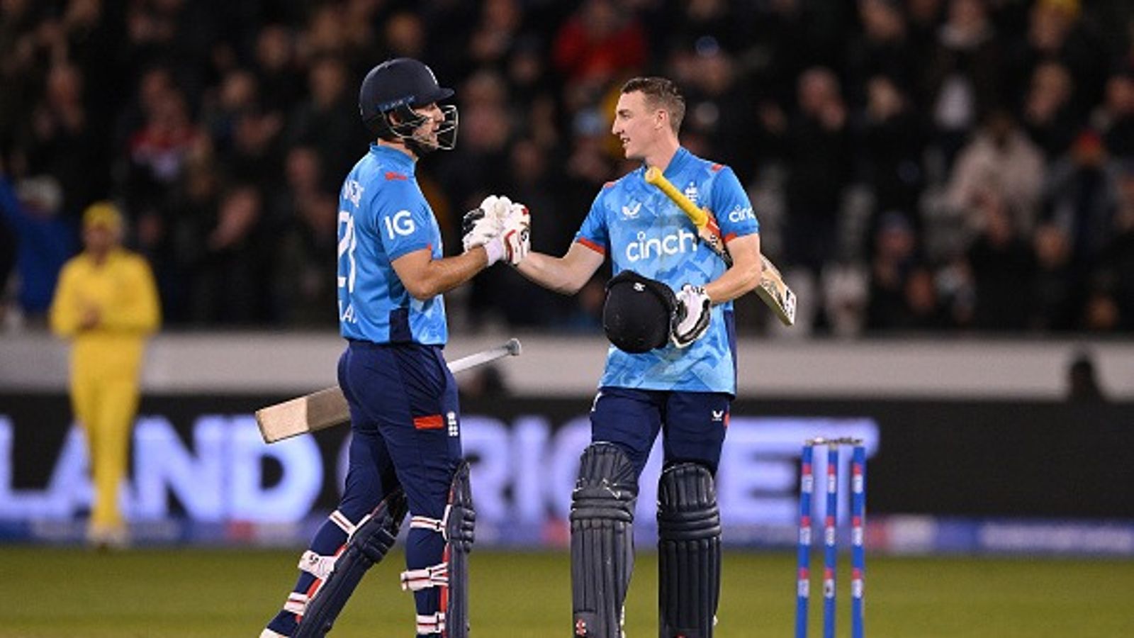 इंग्लैंड ने श्रीलंका के खिलाफ पहले वनडे के लिए किया प्लेइंग 11 का ऐलान, 776 दिन बाद इस बैटर की वापसी लियम लिविंगस्टन और हैरी ब्रूक एक दूसरे संग हाथ मिलाते (photo: getty)