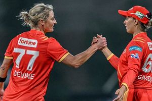 WPL 2026: डिवाइन-गायकवाड़ का डबल अटैक, गुजरात की टीम पहुंची नंबर 2, UP वॉरियर्ज को मिली करारी हार SportsTak Hindi