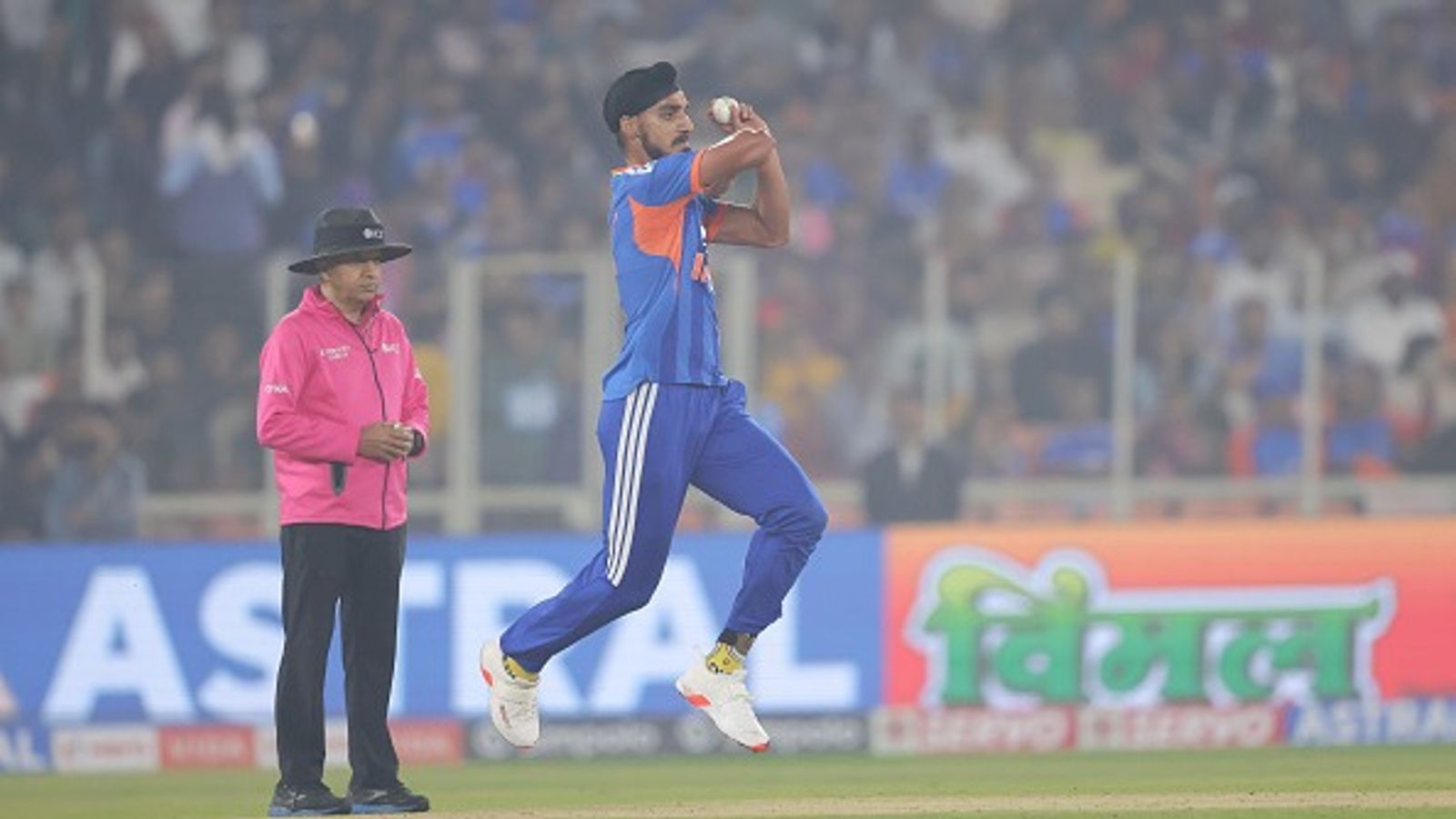 IND vs NZ: अर्शदीप सिंह बने सबसे महंगा पहला ओवर फेंकने वाले भारतीय गेंदबाज, छह गेंदों में जमकर हुई धुनाई IND vs NZ: अर्शदीप सिंह बने सबसे महंगा पहला ओवर फेंकने वाले भारतीय गेंदबाज, छह गेंदों में जमकर हुई धुनाई