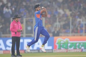 IND vs NZ: अर्शदीप सिंह बने सबसे महंगा पहला ओवर फेंकने वाले भारतीय गेंदबाज, छह गेंदों में जमकर हुई धुनाई SportsTak Hindi