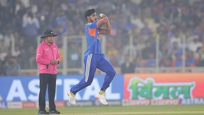 IND vs NZ: अर्शदीप सिंह बने सबसे महंगा पहला ओवर फेंकने वाले भारतीय गेंदबाज, छह गेंदों में जमकर हुई धुनाई SportsTak Hindi