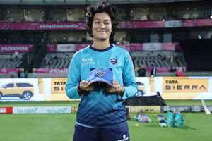 Delhi Capitals की बढ़ी मुश्किलें, दो खिलाड़ी WPL 2026 से बाहर, इन्हें मिली जगह SportsTak Hindi