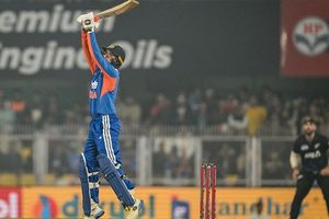 अभिषेक शर्मा ने 14 गेंदों में फिफ्टी ठोक रचा इतिहास, बाल-बाल बचा गुरु युवराज सिंह का रिकॉर्ड SportsTak Hindi