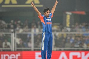 टीम से बाहर हुए तो सालभर की बल्लेबाजों के पसीने छुड़ा देने वाली गेंदबाजी की प्रैक्टिस, धमाकेदार वापसी के बाद बिश्नोई का खुलासा SportsTak Hindi