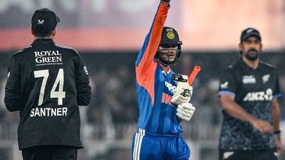 IND vs NZ: अभिषेक शर्मा के तूफान को क्यों नहीं रोक पा रहा न्यूजीलैंड? कीवी टीम के बॉलिंग कोच का खुलासा SportsTak Hindi