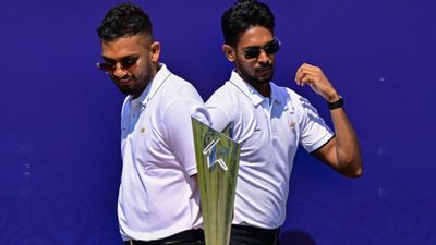 T20 WORLD CUP ट्रॉफी का इतिहास, भारत में बनना हुई थी शुरू, कितना है वजन, किस धातु का होता है इस्तेमाल SportsTak Hindi