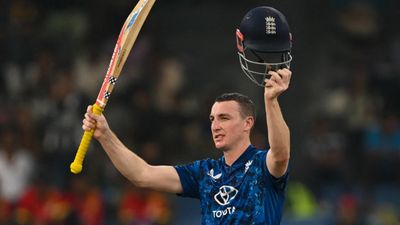 SL vs ENG: हैरी ब्रूक ने 57 गेंद में ठोका शतक, इंग्लिश कप्तान के रूप में बनाया रिकॉर्ड, 32वें ओवर में आकर मचाई धमाचौकड़ी SportsTak Hindi