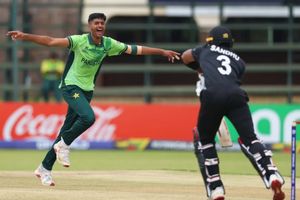 39 गेंद फेंकी जिनमें से 32 डॉट, डाले लगातार तीन मेडन, अंडर 19 वर्ल्ड कप में इस बॉलर ने मचाया कोहराम SportsTak Hindi