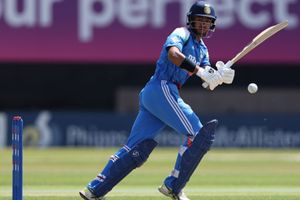 घर पर बैटिंग से ट्यूब लाइट-शीशे फोड़े, अब बॉलर्स के हौसले तोड़े, वर्ल्ड कप जिताने वाले से सीखा क्रिकेट, ये है भारत का नया स्टार! SportsTak Hindi