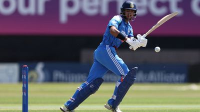 घर पर बैटिंग से ट्यूब लाइट-शीशे फोड़े, अब बॉलर्स के हौसले तोड़े, वर्ल्ड कप जिताने वाले से सीखा क्रिकेट, ये है भारत का नया स्टार! SportsTak Hindi