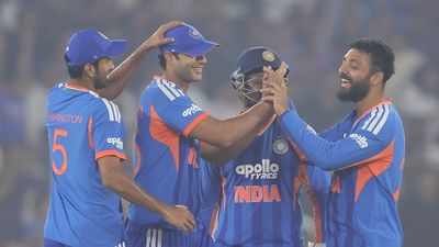 T20 वर्ल्ड कप 2026 से पहले टीम इंडिया को मिली खुखबरी, स्टार ऑलराउंडर की इंजरी से हो सकती है वापसी Varun Chakaravarthy of India and Washington Sundar of India