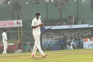 मास्क पहनकर रणजी ट्रॉफी का मुकाबला खेलने उतरे मुंबई ये खिलाड़ी, दिल्ली के खिलाफ था मुकाबला, जानें वजह SportsTak Hindi