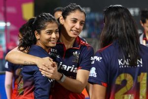 WPL 2026: RCB ने यूपी वॉरियर्ज को 8 विकेट से मात देकर फाइनल में बनाई जगह, हैरिस- मांधना का बल्ले से अटैक SportsTak Hindi