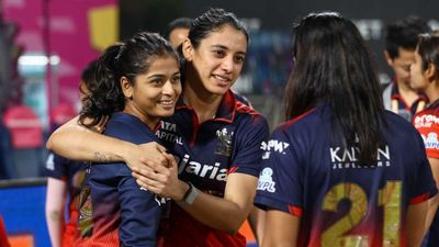 WPL 2026: RCB ने यूपी वॉरियर्ज को 8 विकेट से मात देकर फाइनल में बनाई जगह, हैरिस- मांधना का बल्ले से अटैक SportsTak Hindi