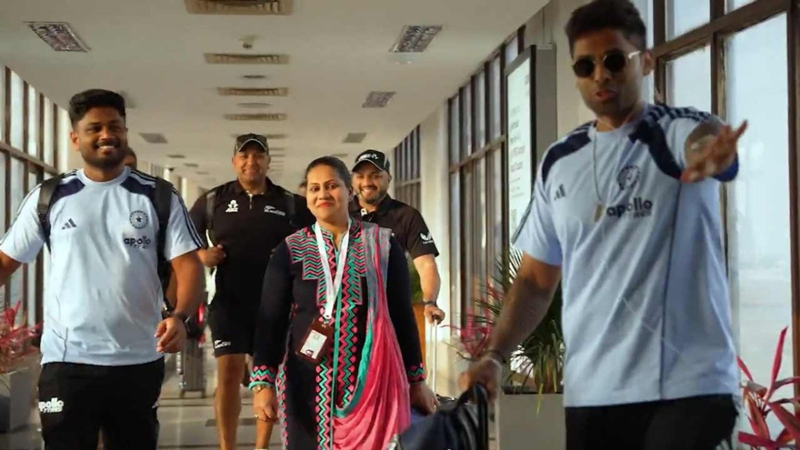 IND vs NZ: संजू सैमसन को 'VIP ट्रीटमेंट', कप्तान सूर्यकुमार यादव रास्ता खाली कराते आए नजर, Video IND vs NZ: संजू सैमसन को 'VIP ट्रीटमेंट', कप्तान सूर्यकुमार यादव रास्ता खाली कराते आए नजर, Video