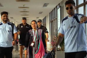 IND vs NZ: संजू सैमसन को 'VIP ट्रीटमेंट', कप्तान सूर्यकुमार यादव रास्ता खाली कराते आए नजर, Video SportsTak Hindi