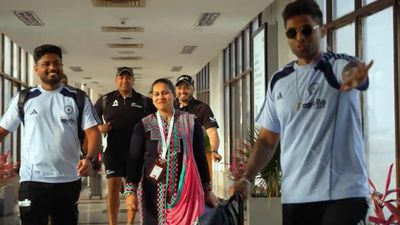 IND vs NZ: संजू सैमसन को 'VIP ट्रीटमेंट', कप्तान सूर्यकुमार यादव रास्ता खाली कराते आए नजर, Video SportsTak Hindi