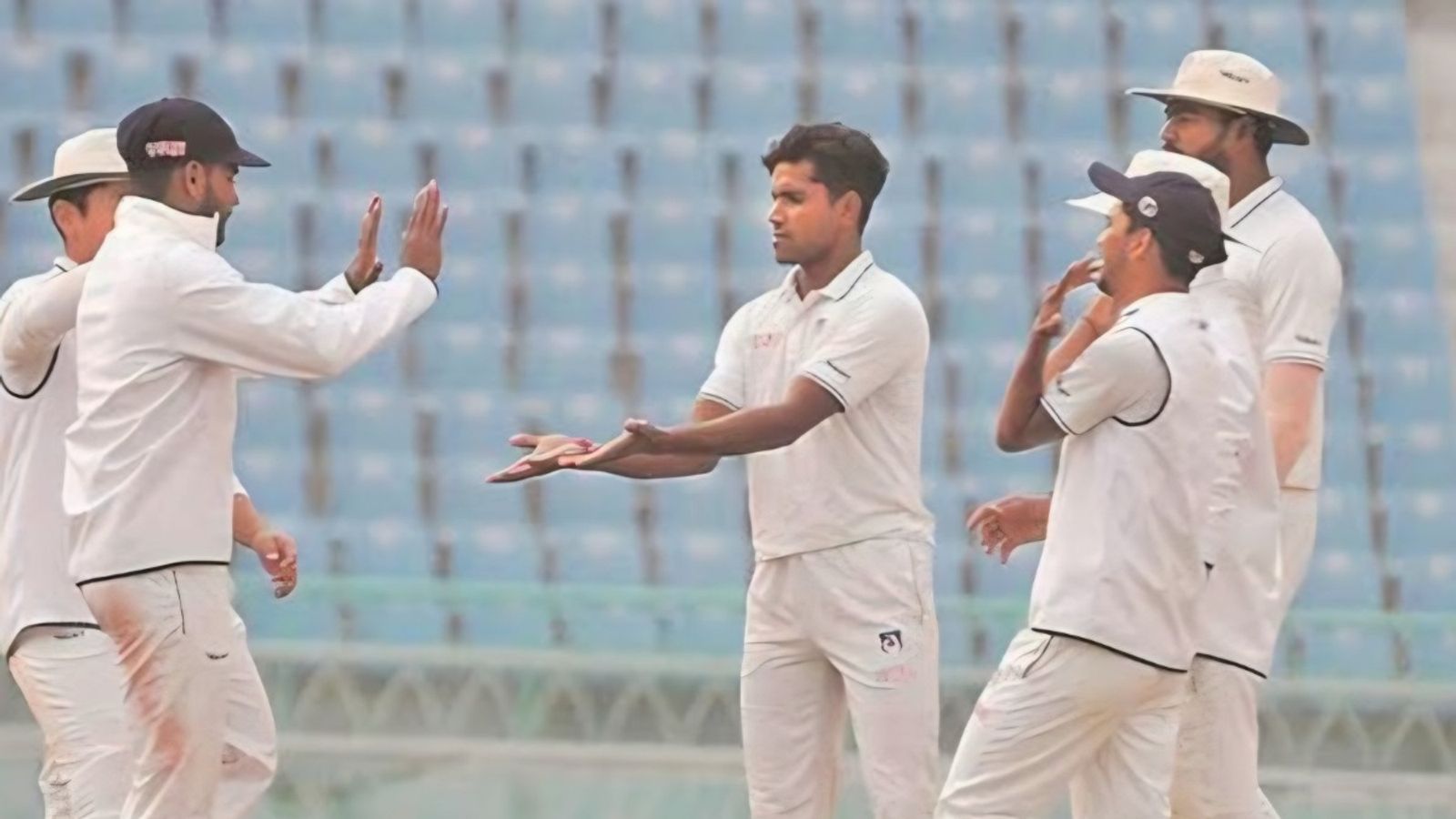 SRH के हाथ लगा 75 लाख में जैकपॉट, यूपी के घातक तेज गेंदबाज ने 7 विकेट लेकर मचाया कोहराम SRH के हाथ लगा 75 लाख में जैकपॉट, यूपी के घातक तेज गेंदबाज ने 7 विकेट लेकर मचाया कोहराम