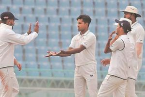 SRH के हाथ लगा 75 लाख में जैकपॉट, यूपी के घातक तेज गेंदबाज ने 7 विकेट लेकर मचाया कोहराम SportsTak Hindi