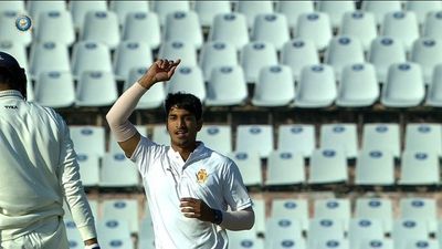 मुंबई इंडियंस ने जिसे नहीं दिया डेब्यू का मौका, उसी ने रणजी में उड़ाया दोहरा शतक, चंडीगढ़ पर मंडराया हार का खतरा harvik desai