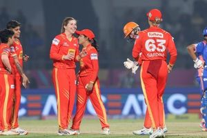 WPL 2026 : गुजरात ने जीत के 'पंजे' से प्लेऑफ में बनाई जगह, मुंबई इंडियंस की किस्मत अब दिल्ली के हाथ SportsTak Hindi