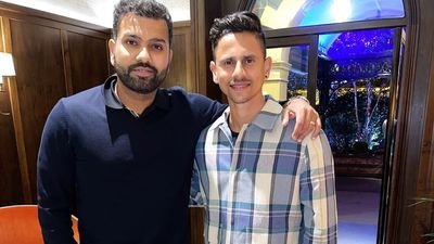 क्रिकेट छोड़ना चाहता था रोहित शर्मा के कोच का बेटा, फिर पिता की एक बात ने बदला मन, अब रणजी ट्रॉफी में लगा दी रिकॉर्ड्स की झड़ी SportsTak Hindi