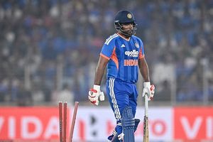 Sanju Samson : संजू सैमसन फिर निकले फ्लॉप, अब करियर पर लटकी तलवार, 14 महीने में जड़ सके सिर्फ एक फिफ्टी SportsTak Hindi