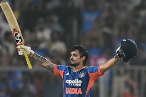 Ishan Kishan Century : संजू सैमसन को पछाड़ इशान किशन ने तूफ़ानी शतक से रचा इतिहास, भारत ने बनाया 271 रन का विशाल टोटल SportsTak Hindi