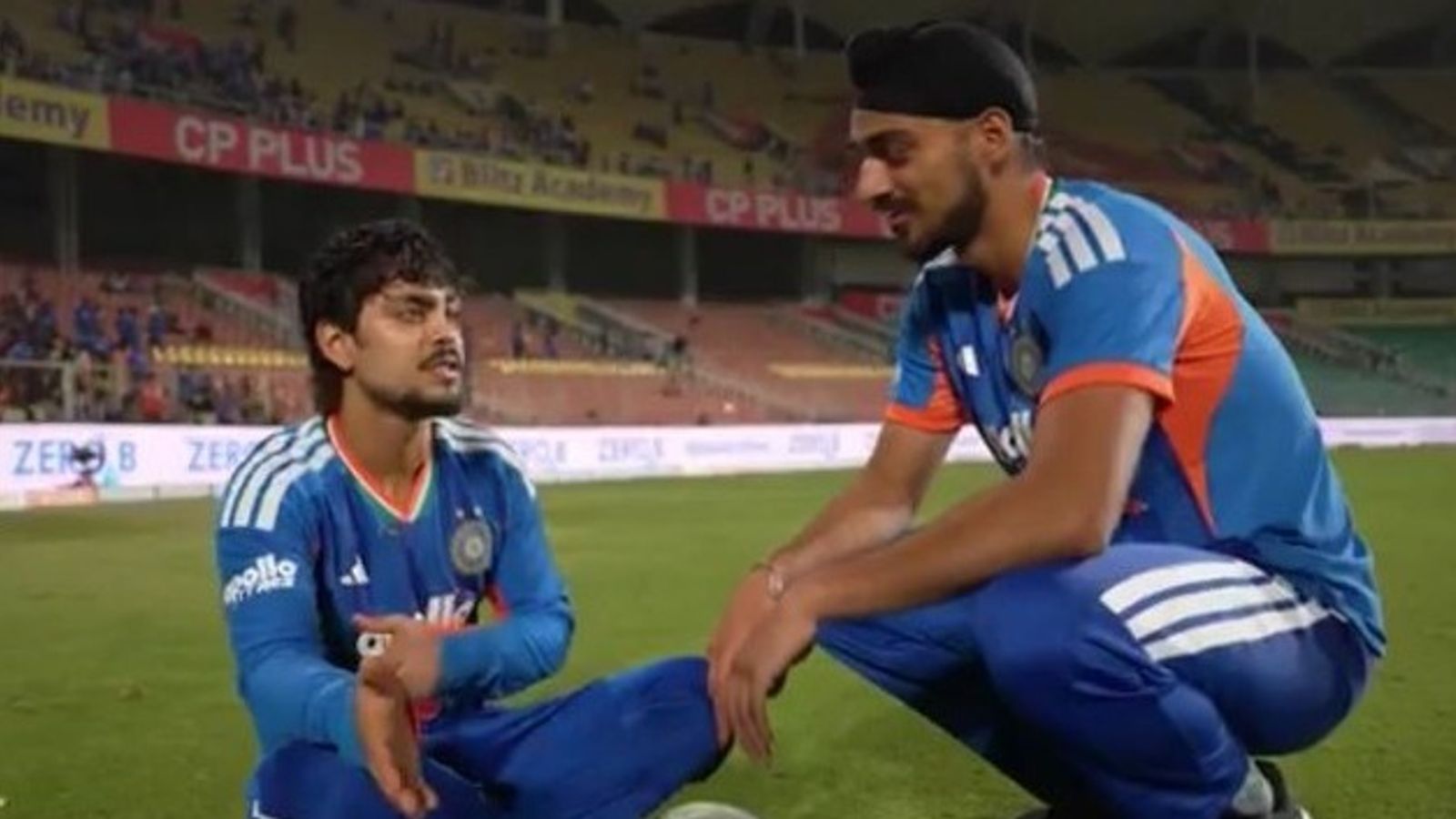 ऑस्ट्रेलियन ओपन फाइनल को लेकर इशान-अर्शदीप आमने-सामने, अल्कराज और जोकोविच में से कौन किसे कर रहा सपोर्ट? Video ऑस्ट्रेलियन ओपन फाइनल को लेकर इशान-अर्शदीप आमने-सामने, अल्कराज और जोकोविच में से कौन किसे कर रहा सपोर्ट? Video