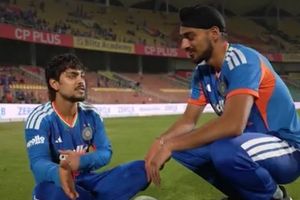 ऑस्ट्रेलियन ओपन फाइनल को लेकर इशान-अर्शदीप आमने-सामने, अल्कराज और जोकोविच में से कौन किसे कर रहा सपोर्ट? Video SportsTak Hindi