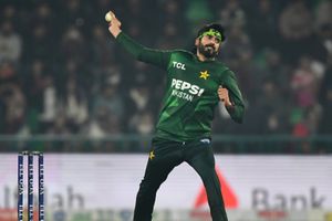 कौन हैं उस्मान तारिक जिनकी गेंदों को भट्टा बता रहे बल्लेबाज, कैसे कर रहे बॉलिंग, धोनी की फिल्म देखकर बने क्रिकेटर SportsTak Hindi