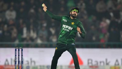 कौन हैं उस्मान तारिक जिनकी गेंदों को भट्टा बता रहे बल्लेबाज, कैसे कर रहे बॉलिंग, धोनी की फिल्म देखकर बने क्रिकेटर SportsTak Hindi