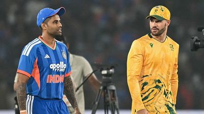 T20 वर्ल्ड कप 2026 में भारत-साउथ अफ्रीका के बीच आज तगड़ा मुकाबला, कब, कहां और कैसे देखें मैच की Live Streaming South Africa captain Aiden Markram (R) Indian counterpart Suryakumar Yadav