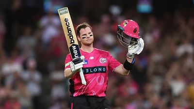 स्टीव स्मिथ BBL में धमाल मचाने के बावजूद क्यों हैं T20 वर्ल्ड कप से बाहर? कमिंस ने बताया असली कारण Steve Smith of the Sixers celebrates and acknowledges the crowd after scoring a century