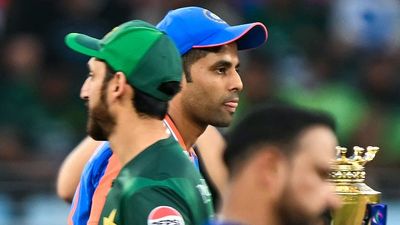 IND vs PAK मैच बॉयकॉट करने पर सलमान आगा ने बांग्लादेश को किया सपोर्ट, कहा - हम उनके साथ हैं और... India captain Suryakumar Yadav (C-back) walks past his Pakistani counterpart Salman Agha