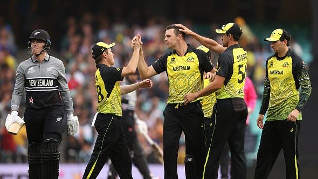 T20 वर्ल्ड कप 2026 से एक दिन पहले ऑस्ट्रेलिया पर आई आफत, RCB को चैंपियन बनाने वाला जांबाज हुआ बाहर औसट्रेलियाई टीम के साथ जोश हेजलवुड
