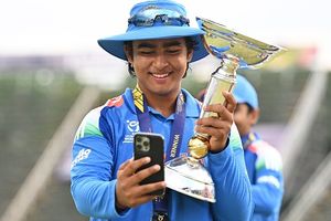 U19 World Cup 2026: वैभव सूर्यवंशी ने भारत की खिताबी जीत के बाद जीता दिल, इन खास लोगों को डेडिकेट किया अपना अवॉर्ड SportsTak Hindi