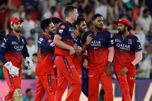 RCB को खरीदने की रेस में मैनचेस्टर यूनाइटेड के मालिक भी शामिल, इतने अरब रुपये खर्चने को तैयार SportsTak Hindi