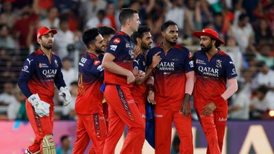 RCB को खरीदने की रेस में मैनचेस्टर यूनाइटेड के मालिक भी शामिल, इतने अरब रुपये खर्चने को तैयार SportsTak Hindi