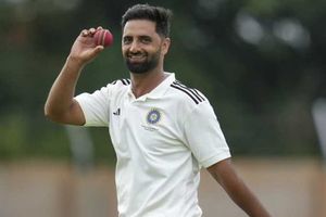 8.40 करोड़ वाले दिल्ली के गेंदबाज का कहर, RCB के कप्तान की टीम को 152 पर समेटा, 7 विकेट लेकर काटा बवाल SportsTak Hindi