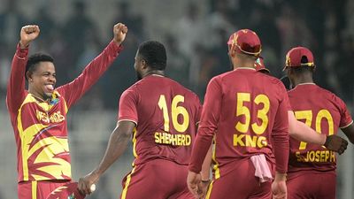 T20WC : हेटमायर की 'मार' और रोमारियों की हैट्रिक से कांपा स्कॉटलैंड, वेस्टइंडीज ने जीत से किया टूर्नामेंट का आगाज West Indies' Romario Shepherd