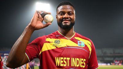 रोमारियो शेफर्ड के नाम T20 World Cup 2026 की पहली हैट्रिक, टूर्नामेंट का पहला फाइफर भी लिया SportsTak Hindi