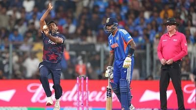 जिस अमेरिकी गेंदबाज के हो रहे थे सबसे ज्यादा चर्चे, वही साबित हुआ महंगा, नाम हुआ बेहद खराब रिकॉर्ड SportsTak Hindi